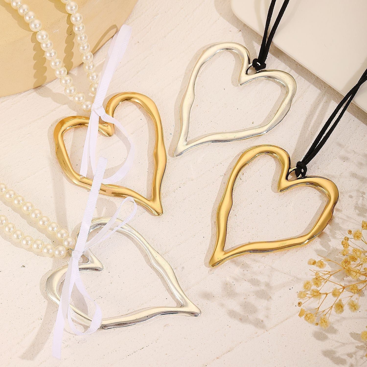 Vintage Zinc Alloy Necklace, Exaggerated Hollow Heart Resin Pendant, Retro Clavicle Chain