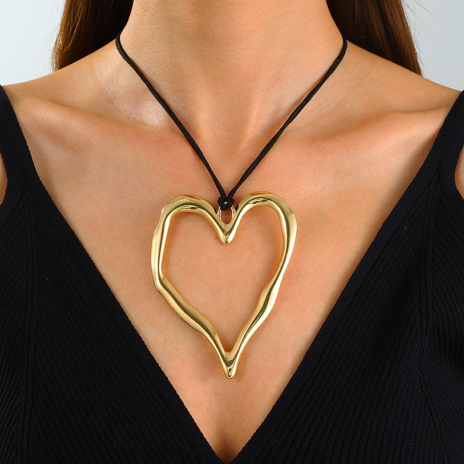 Vintage Zinc Alloy Necklace, Exaggerated Hollow Heart Resin Pendant, Retro Clavicle Chain
