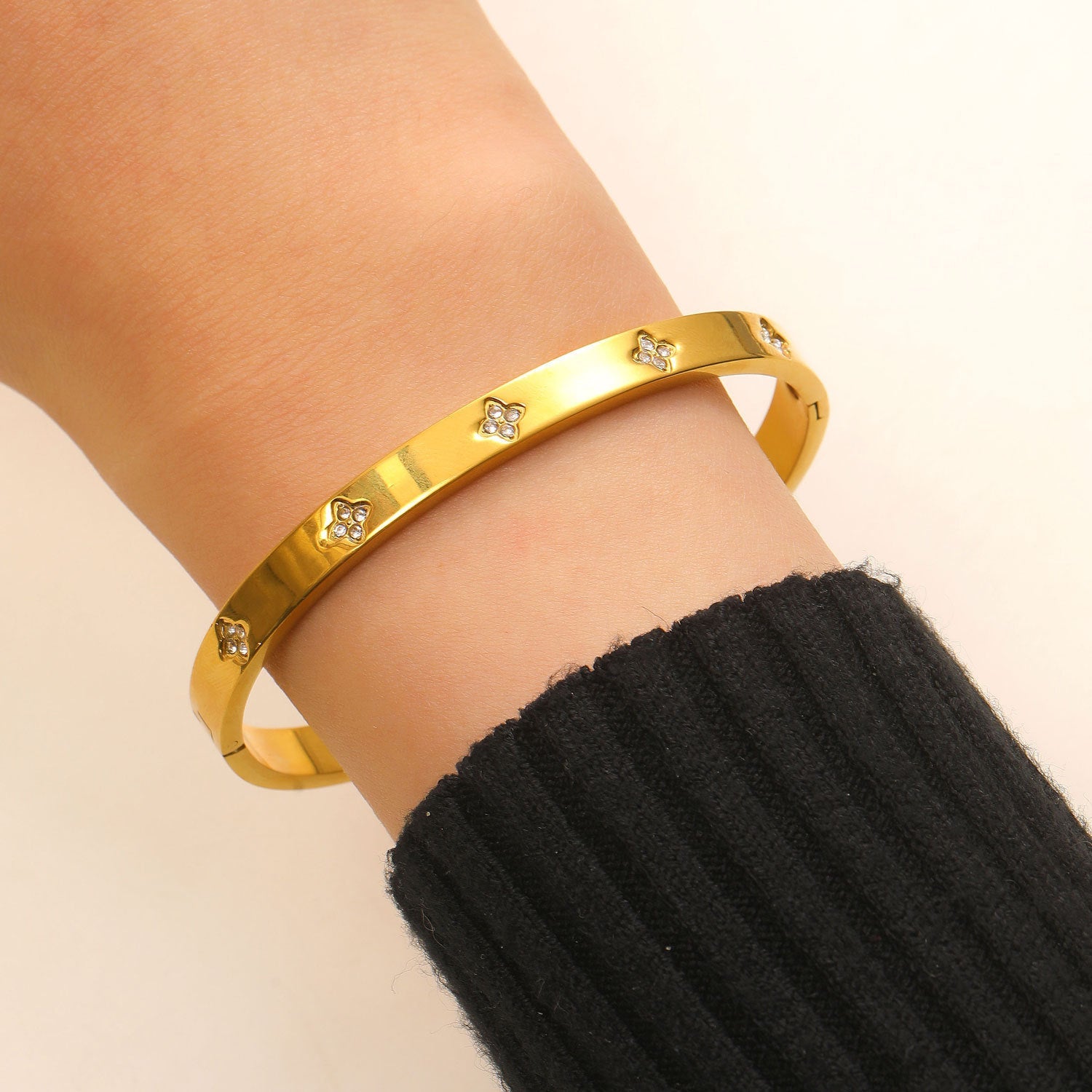 Stainless Steel Gold Bangle Set Zircon Inlaid Nail & Lucky Four Leaf Clover Bangles