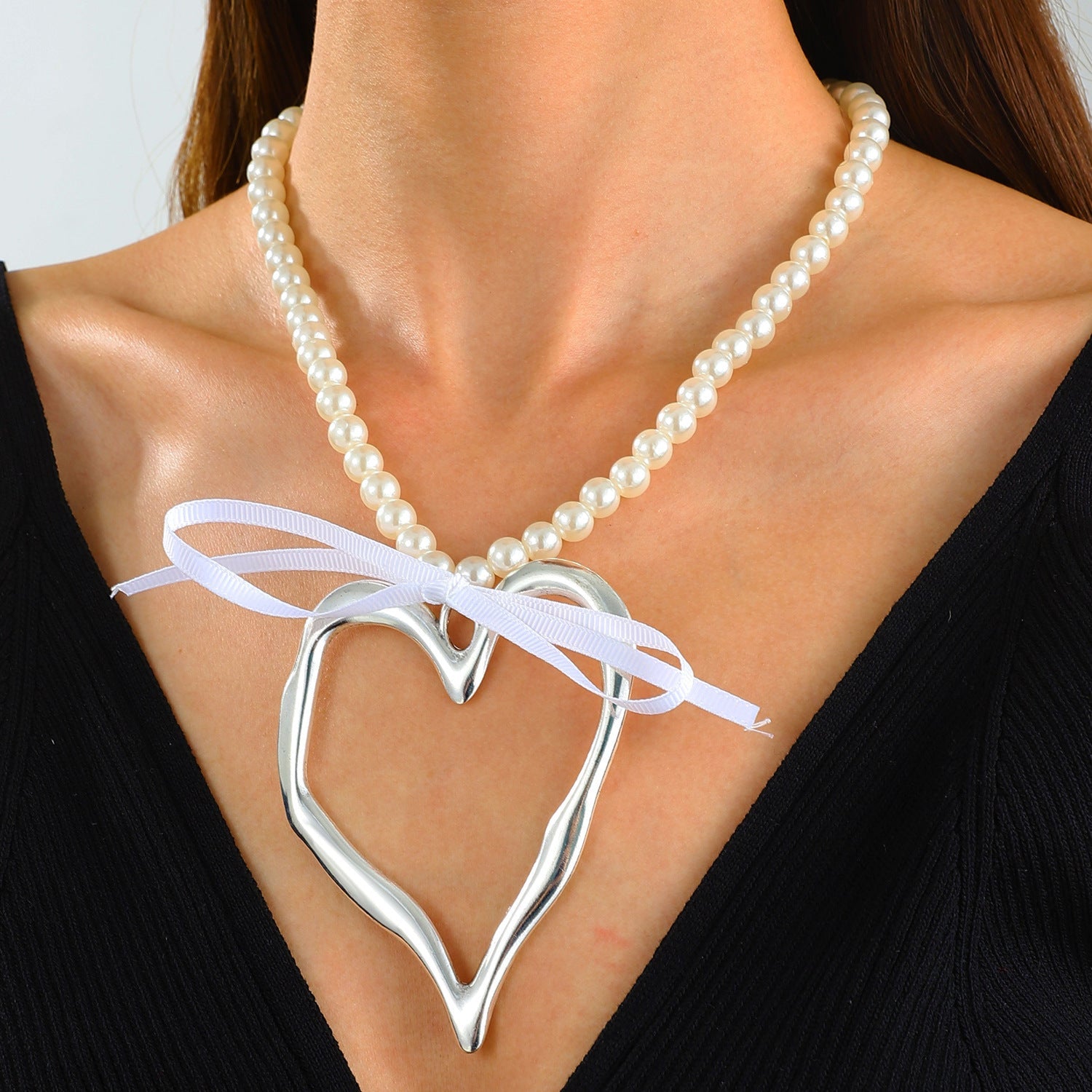 Vintage Zinc Alloy Necklace, Exaggerated Hollow Heart Resin Pendant, Retro Clavicle Chain