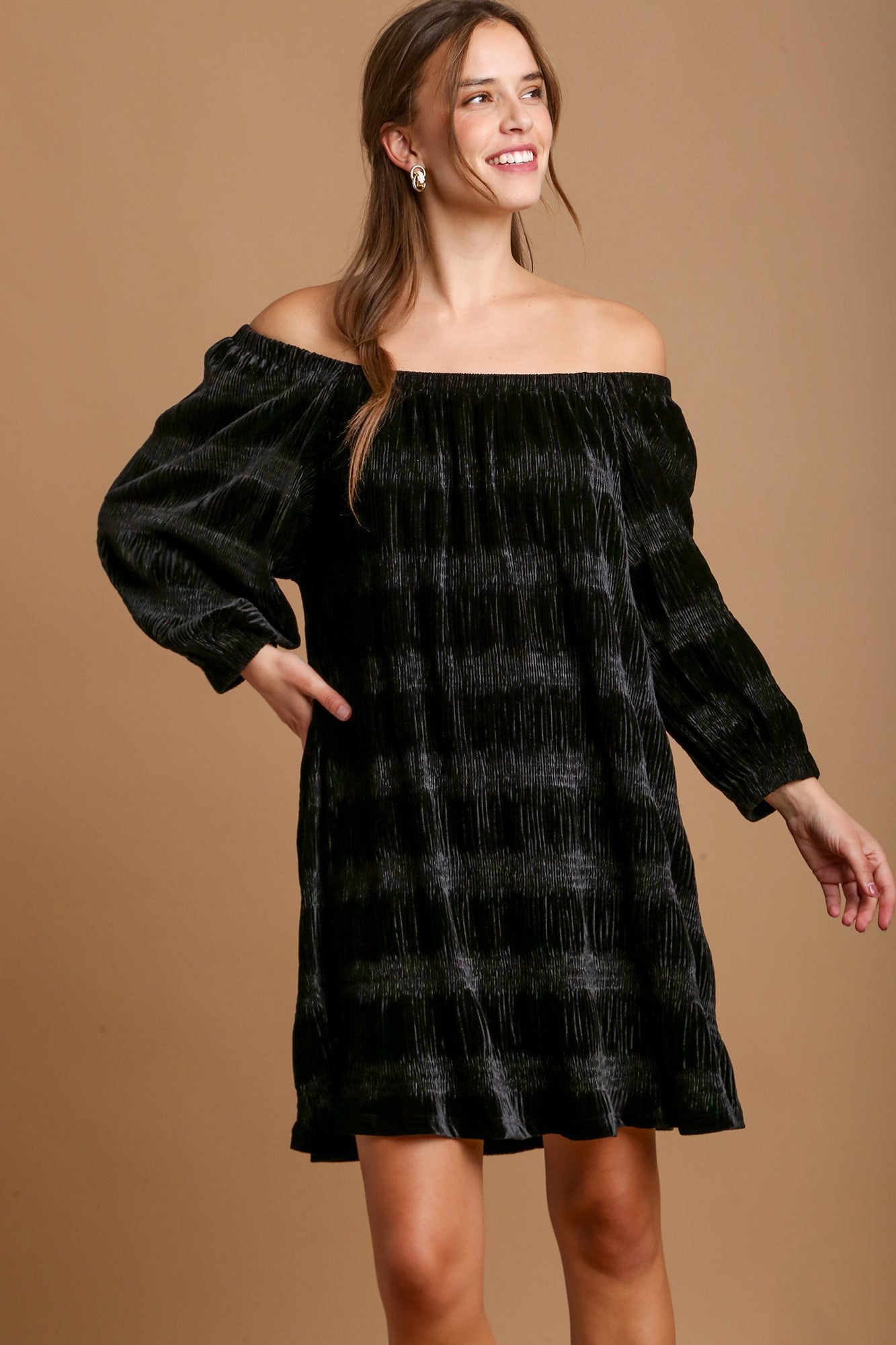 Off-Shoulder Balloon Sleeve Velvet Mini Dress – Glamorous Off-Shoulder Design, Playful Balloon Sleeves, Luxurious Velvet Fabric, Elegant & Sexy Mini Dress for Parties and Date Nights