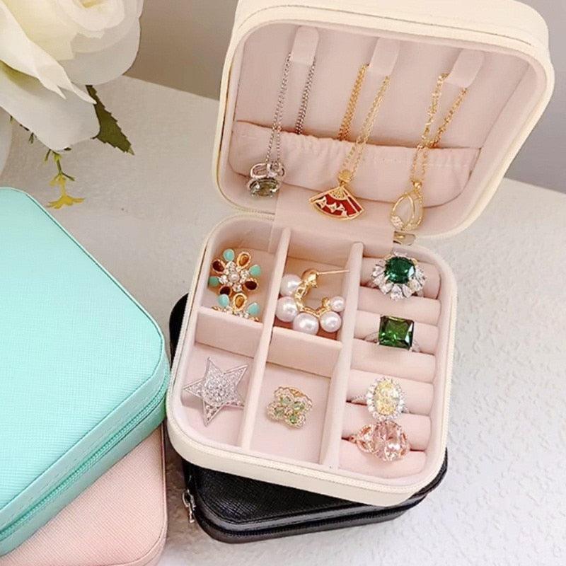 Jewelry Organizer Display Travel PU Leather Jewelry Case Boxes Travel Portable Jewelry Box Storage Organizer Earring Holder Gift Jewellery Box Organizer Small Portable PU Leather Travel Jewelry Storage Case for Rings Earrings Necklace